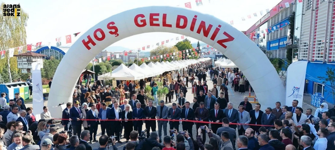 Türkiye'nin renkleri Karabük Üniversitesi'nde buluştu, 81 ilin kültürü kampüste hayat buldu.