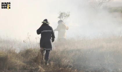Kopan elektrik telleri sebebiyle çıkan yangın, itfaiye ekipleriyle büyümeden söndürüldü.