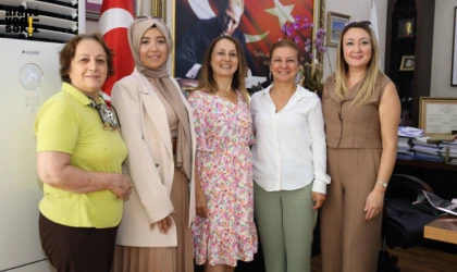 Elif Köse, halk günü toplantılarıyla vatandaşların sorunlarını dinliyor.