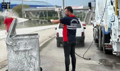 Karabük Belediyesi, yeni konteyner yıkama aracıyla temizliği güçlendiriyor.