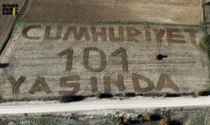 Karabük’ün Eflani İlçesinde çiftçi, tarlasına Cumhuriyet 101 yaşında mesajını yazdı.