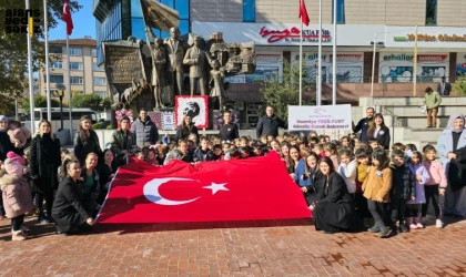 Elif Köse, minik öğrencilerle birlikte Atatürk anıtına resim takdim etti.