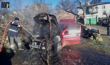 Karabük'ün Eflani ilçesi Çavuşlu köyünde park halindeki bir otomobilde yangın çıktı.