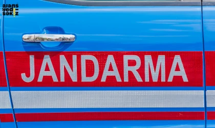 Ormanlık alanda izinsiz kazı yapan 2 kişi jandarma tarafından yakalandı.