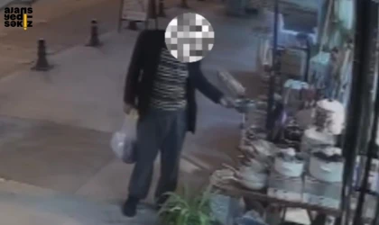 Züccaciye mağazası önündeki eşyalar, her gün aynı saatte çalınıyor.