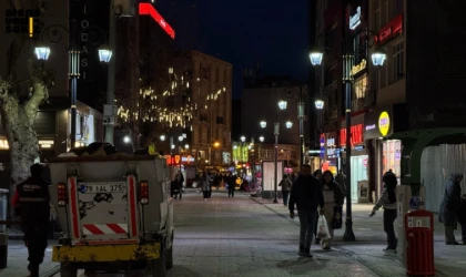 Karabük Belediyesi, şehir estetiğini arttırmak için beş caddeye ışıklandırma kuruyor.
