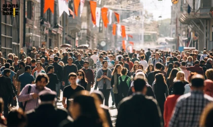 Türkiye'nin nüfusu, 2024'te bir önceki yıla göre 292 bin 567 kişi artarak 85 milyon 664 bin 944 oldu.