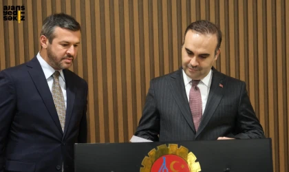 Bakan Kacır, Karabük Belediye Başkanı Özkan Çetinkaya ile bir araya gelerek kentin sanayi ve teknoloji projelerini değerlendirdi.