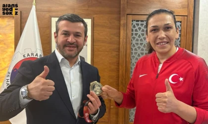 Dünya Şampiyonu Karabüklü Sporcu Güneri Başkan Çetinkaya’yı Ziyaret etti.