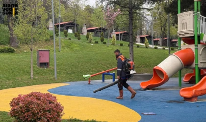 130 parkta kapsamlı temizlik, bakım ve peyzaj çalışmaları sürüyor.