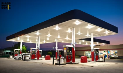 Benzine yapılan 2 lira 24 kuruşluk indirim, saat 00.01 itibarıyla pompaya yansıdı.