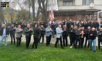 Kardemir Emekçileri, “Türkiye Sözleşmesi”ne İmza Atan Sendikaya Teşekkür İçin Akın Ediyor.