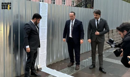 Milletvekili Akay, tutuklu gençler için bakanlık önünde açıklama yaptı.