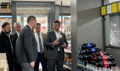 Özkan Çetinkaya, zincir marketlerde yapılan denetimlere bizzat katılarak tüketici haklarını yerinde denetledi.