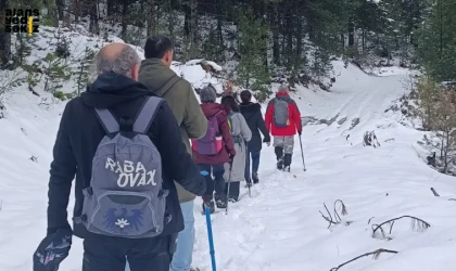 Safranbolu’da kar altında yürüyüş etkinliği yapıldı.