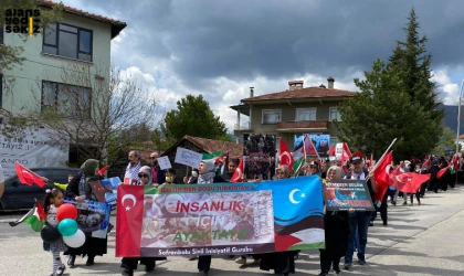 Sivil İnisiyatif Grubu'nun öncülüğünde düzenlenen “Özgürlük Yürüyüşü”, geniş katılımla gerçekleşti.