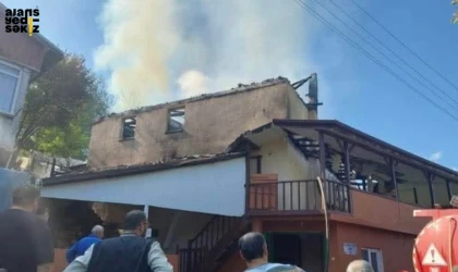 Yenice Kayaarkası Köyü'nde çıkan yangında cami kullanılamaz hâle geldi.
