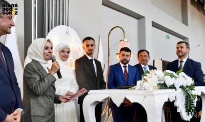Bakan Göktaş, destek projesi kapsamında evlenen genç çiftin nikahına katıldı.
