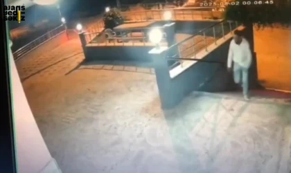 Polisten kaçan bir şüphelinin görüntüleri, sitenin güvenlik kamerasına yansıdı.