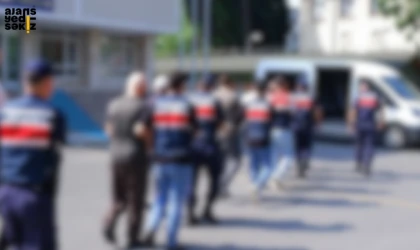 Jandarma 4 Şüpheliyi Yakalayarak Metamfetamin ve Tabanca Ele Geçirdi.