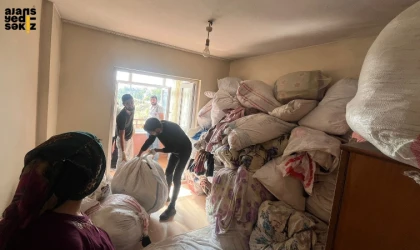 Karabük'te çöp eve dönüşen daireden bir kamyon dolusu çöp tahliye edildi.