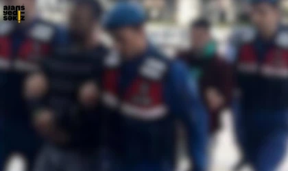 Jandarma ekipleri 2 şüpheliyi gözaltına aldı, sentetik hap ele geçirdi.