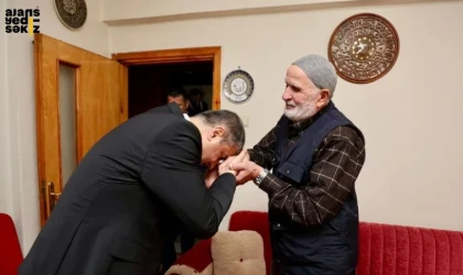 Vali Mustafa Yavuz, şehit Nuri Özcan'ın ailesine şehadet belgesini takdim etti.