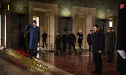 Zelensky, resmi temaslar için geldiği Ankara'da, Anitkabiri ziyaret etti.