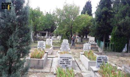 mezar yerini 400 bin TL bedelle satışa çıkarması ilan sitesinde dikkat çekti.