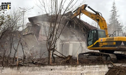 Tehlike oluşturan terk edilmiş binalar yıkılarak şehir estetiği iyileştiriliyor.