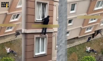 Evde, kızın ailesi tarafından basılan genç çift, yakalanmamak için aşağı atladı.