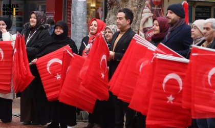 Yeniden Refah Partisi, bayrak dağıtarak milli birlik mesajı verdi ve vatan sevgisini pekiştirdi.