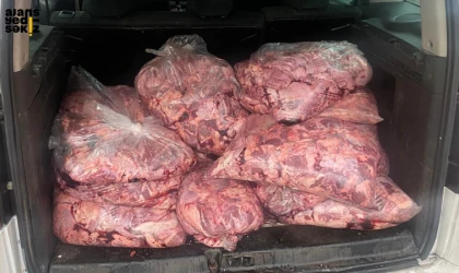 Yol kontrolleri sırasında durdurduğu bir araçta 450 kilogram bozulmuş et ele geçirildi.