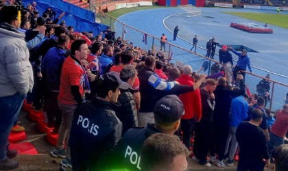 Mavi Ateş, 90 dakika boyunca takımını deplasmanda yalnız bırakmadı. Mavi Ateş, 90 dakika boyunca takımını deplasmanda yalnız bırakmadı.