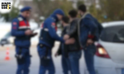 Üç ayrı operasyonunda metamfetamin ve sentetik ecza ele geçirildi.