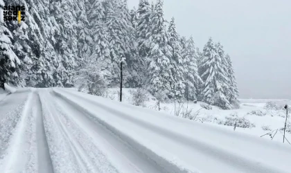 Bolu Abant'ta bahar ortasında kış sürprizi, kar kalınlığı 20 santimetreyi aştı.
