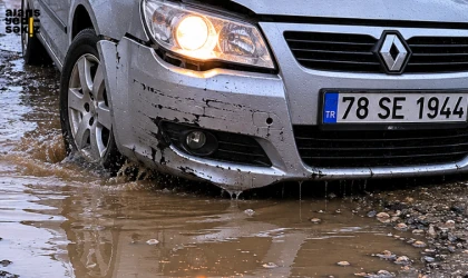 Bozuk yolun neden olduğu araç hasarlarında sürücüler tazminat talep edebilecek.