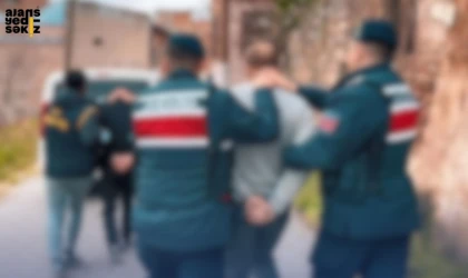 Jandarmanın 3 ayrı operasyonunda 4 şüpheli yakalandı, 448 sentetik hap ele geçirildi.