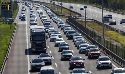 Karabük, Bolu, Düzce ve Kocaeli'nde yoğunluk nedeniyle trafik zaman zaman durma noktasına geldi