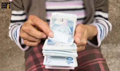 Maaş ve 4 bin liralık bayram ikramiyesi hesaplara yatırılacak.