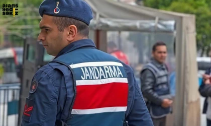 Jandarma ekiplerince düzenlenen operasyonlarda sentetik hap ve amfetamin yakalandı.
