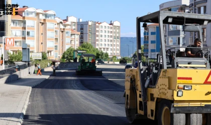 Belediye, kendi ürettiği agregayla asfalt çalışmalarını sürdürüyor.