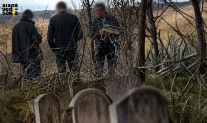 Gerede’de bir köy mezarlığında dedektörle arama yapan kişiler görüntülendi.