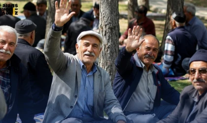 Yaklaşık 6 milyon emeklinin maaş farkı ödemeleri bu gece hesaplara yatırılacak.