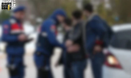 Düzenlenen 3 operasyonda uyuşturucu ve kaçak ürünler ele geçirildi.