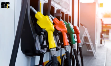 Peş peşe zamlarla motorinin litre fiyatı, tarihi seviyeye yükselerek 100₺'yi aştı.