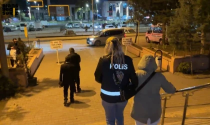 Ahlak Büro ekiplerinin operasyonunda 2'si kadın 5 şüpheli gözaltına alındı, 4'ü tutuklandı.