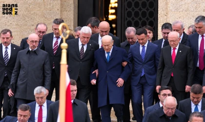 Bahçeli, Kılıçdaroğlu ve Dervişoğlu Anıtkabir'den birlikte indi.