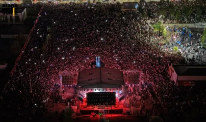 Konserler, şenlikler ve açık hava sineması binlerce kişiyi buluşturdu.