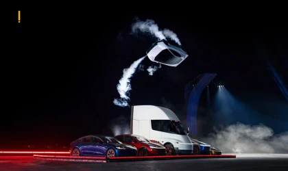 Musk, SpaceX roket teknolojisiyle donatılan yeni Roadster modelini tanıttı.